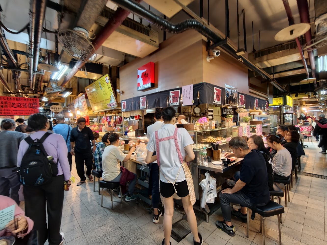 仁愛市場二樓用餐區與小吃攤人潮