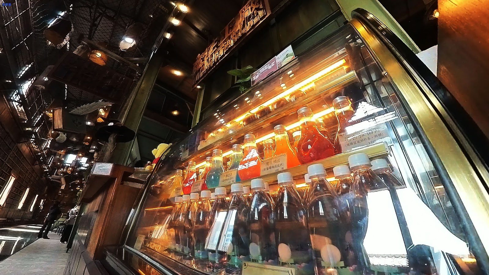 十鼓文創園區工業風飲料販賣區,玻璃展示櫃內陳列各式手工飲品