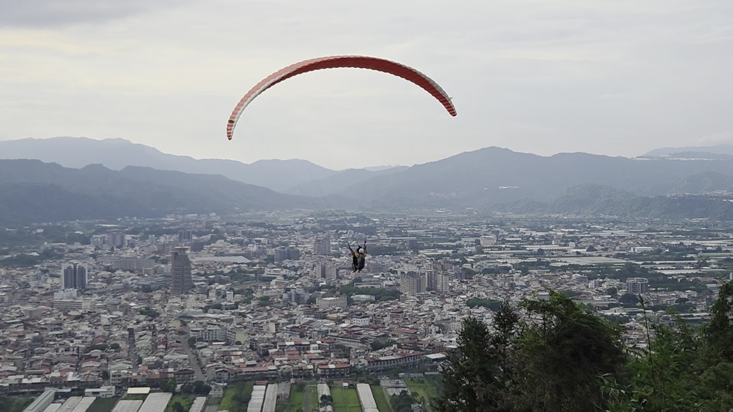 埔里滑翔傘高空俯瞰城市與山景