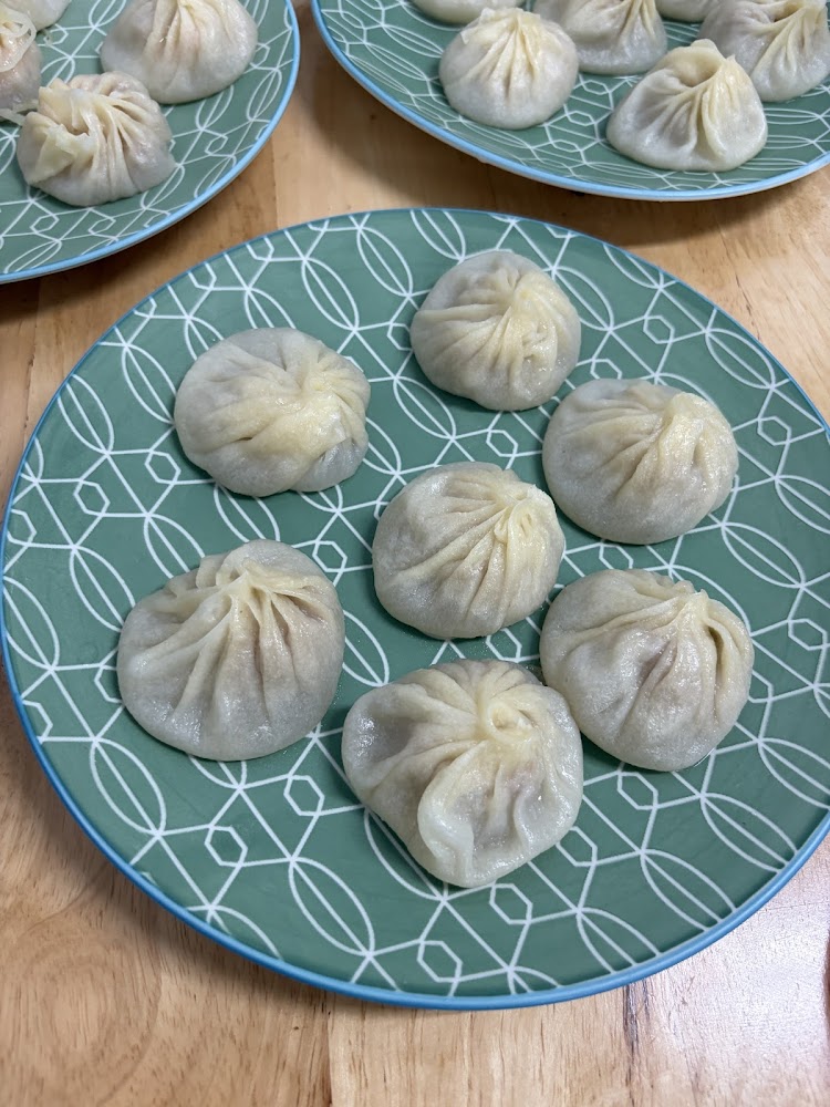 民族手工湯包多盤上桌畫面