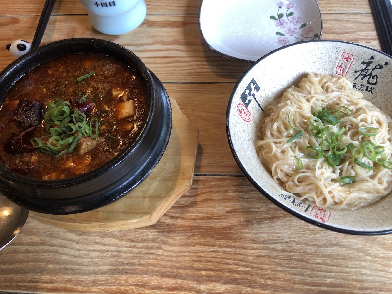 一碗紅燒湯麵與一盤乾拌麵，展現中式麵食風味。