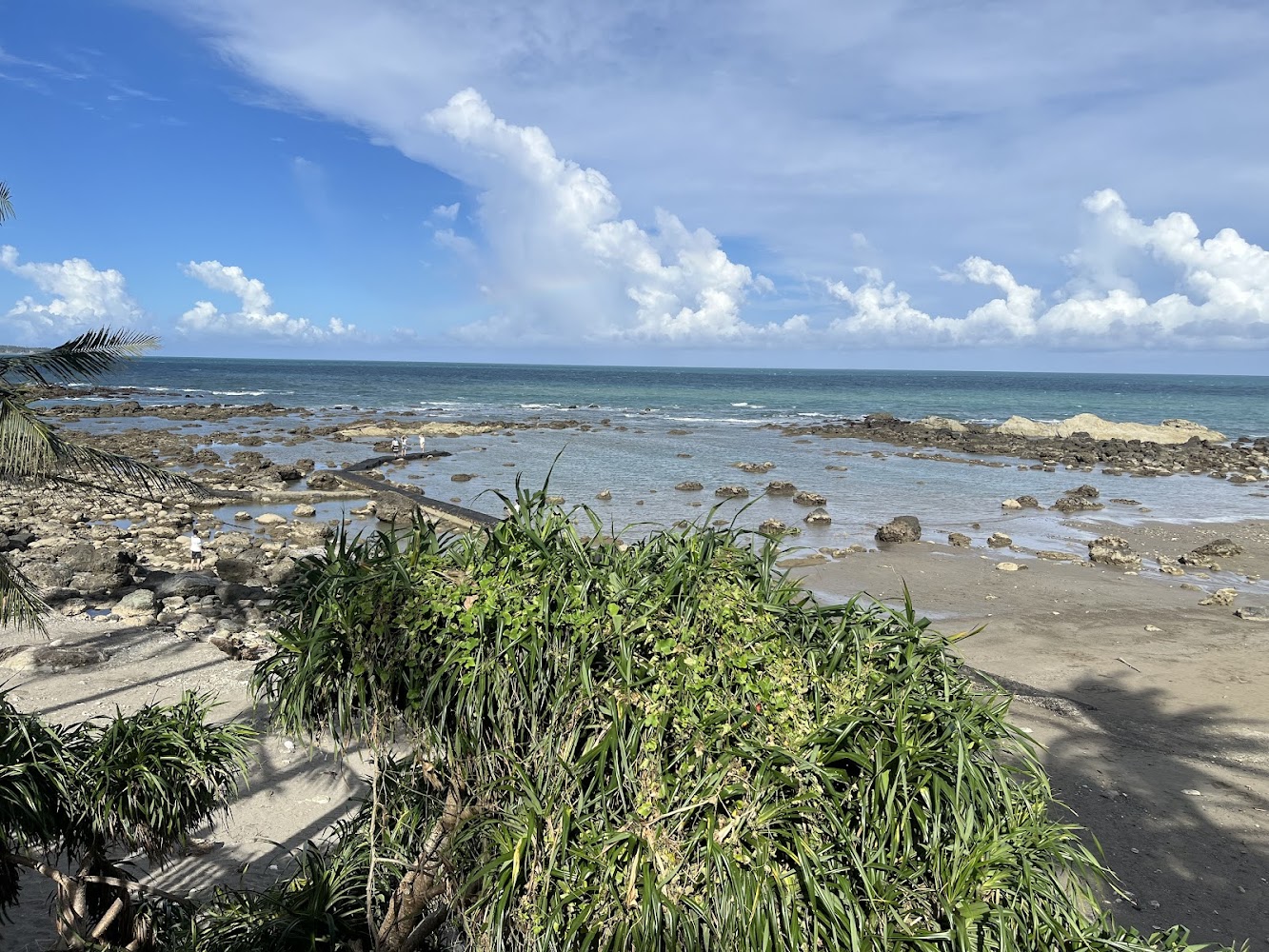 岩石海灘與海洋藍天