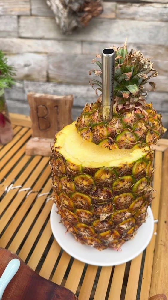 整顆鳳梨做成的特色飲品