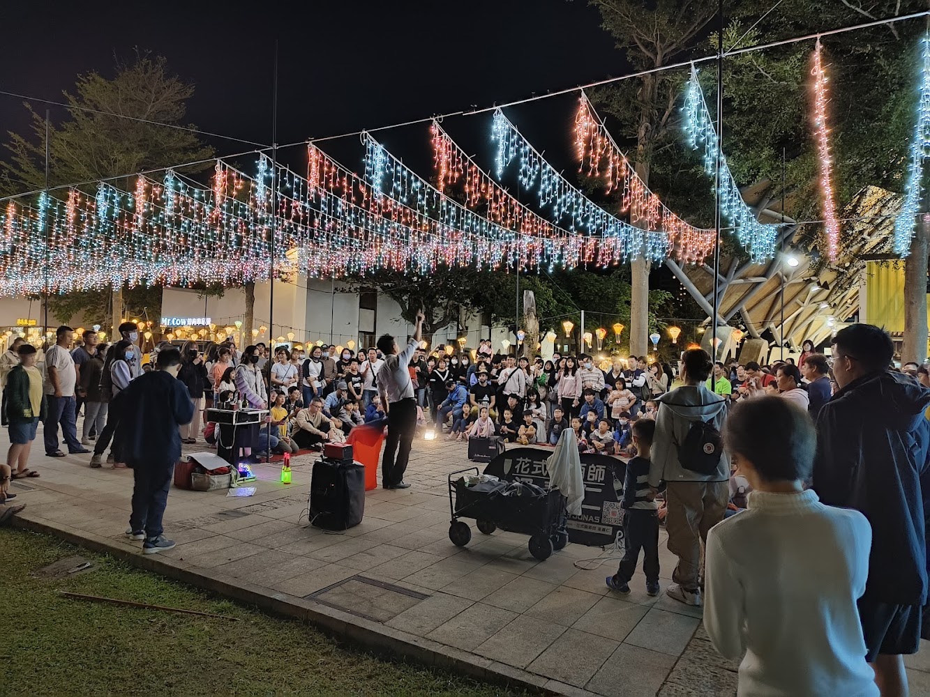 夜間戶外表演觀眾圍觀互動熱鬧場面