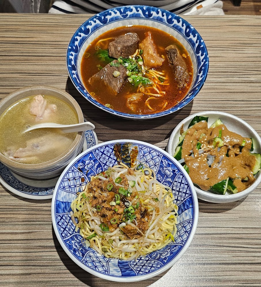 牛肉麵雞湯店內牛肉麵雞湯乾拌麵與小黃瓜