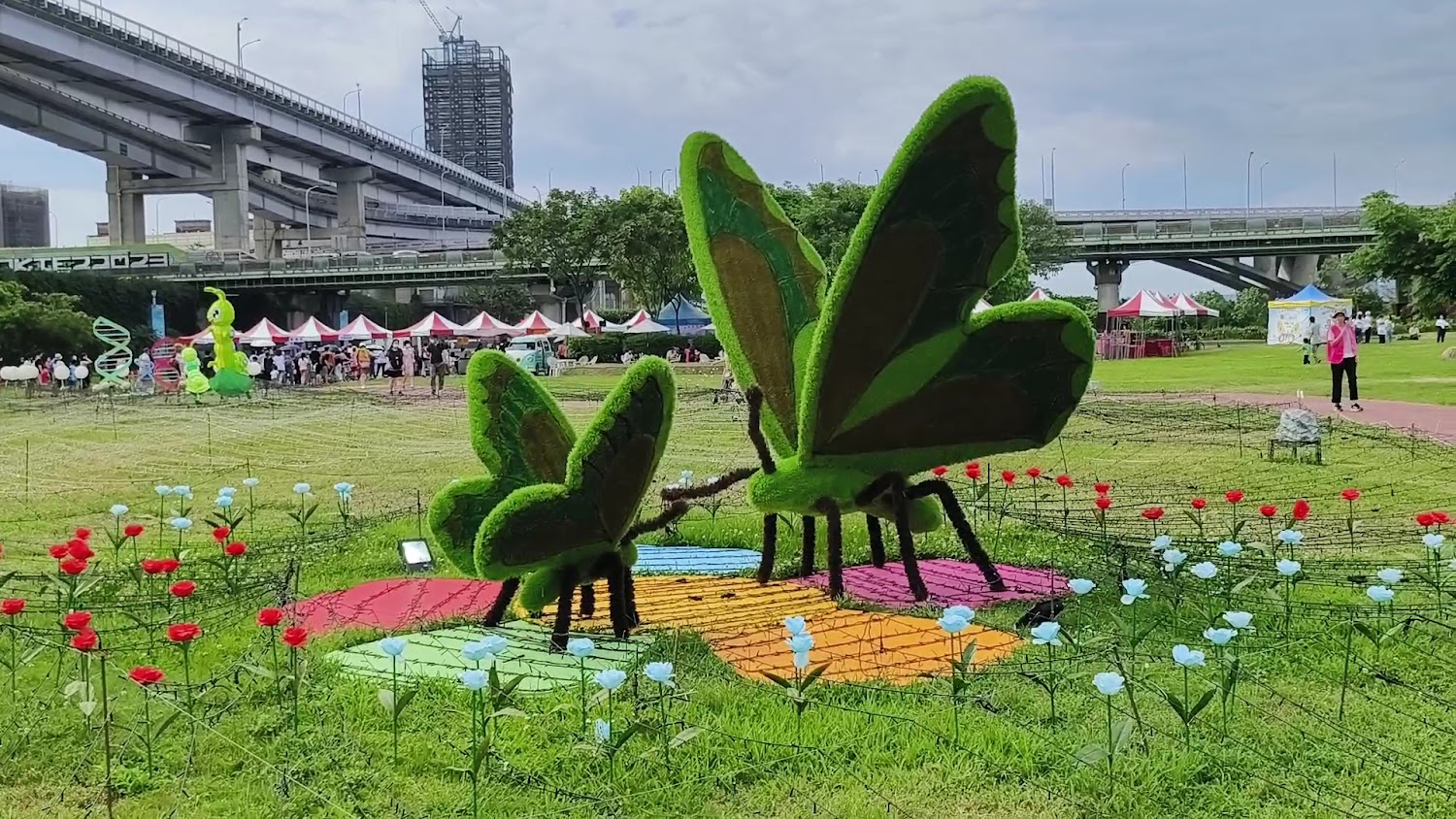 植物蝴蝶裝置藝術與花卉佈景