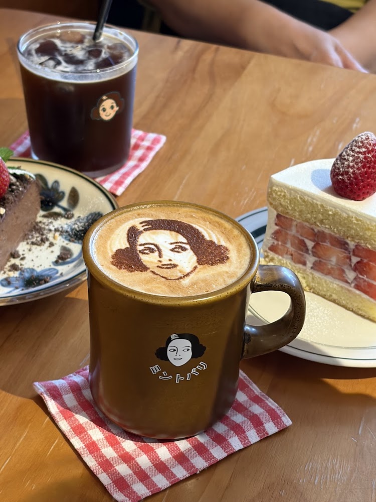 薄荷巴黎 Coffee House 拉花咖啡 草莓蛋糕 冰黑咖啡與巧克力蛋糕