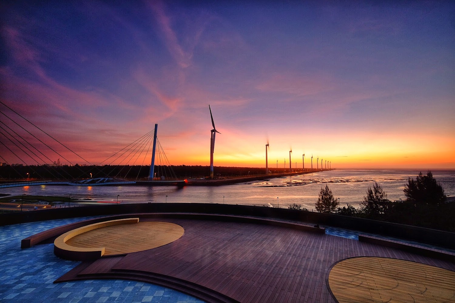 高美濕地遊客中心周邊橋樑與風機夕景