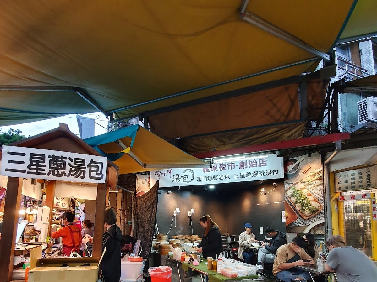 羅東夜市三星蔥湯包攤位顧客用餐