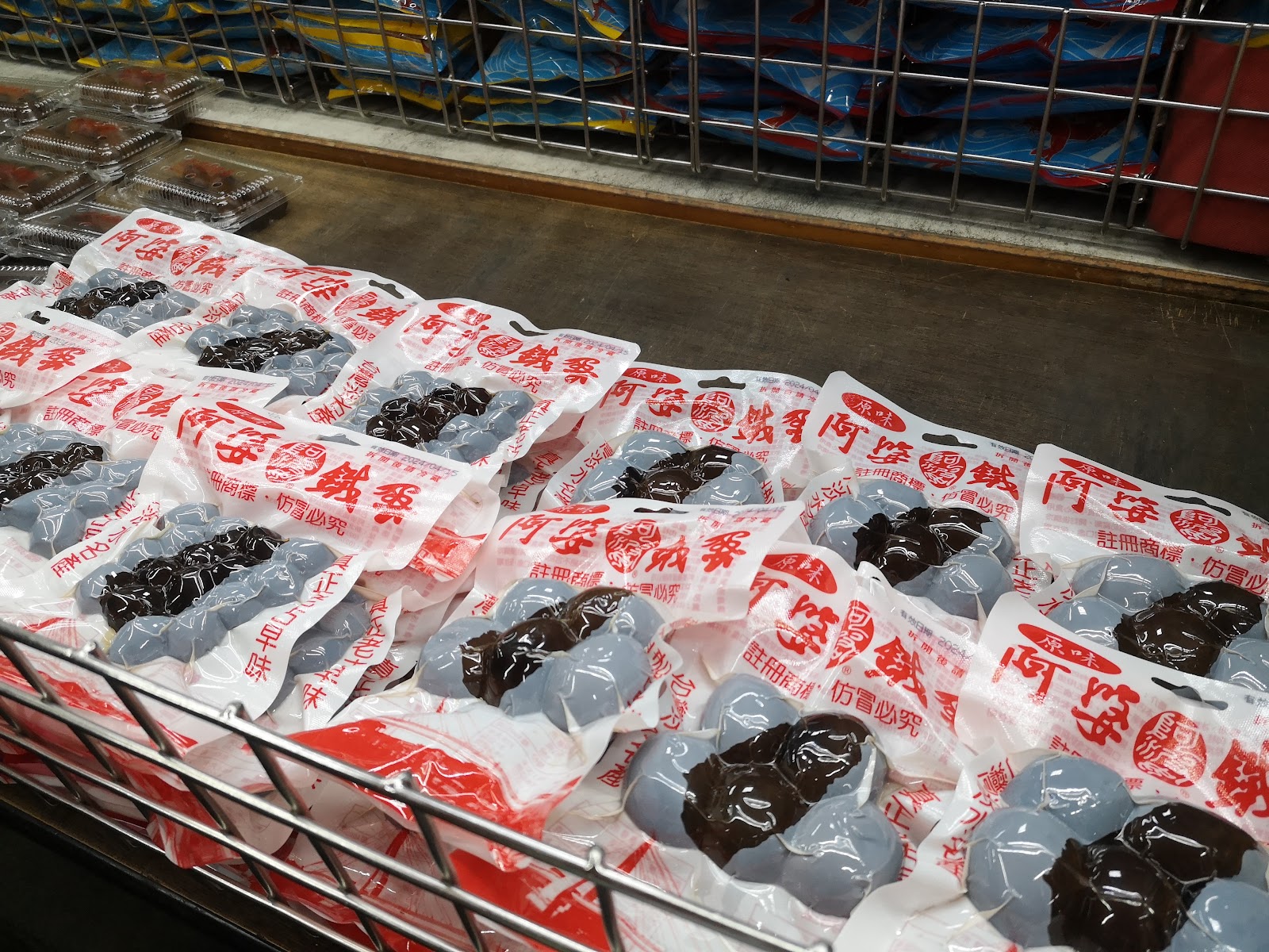 阿婆鐵蛋包裝袋陳列，白色包裝印有品牌字樣