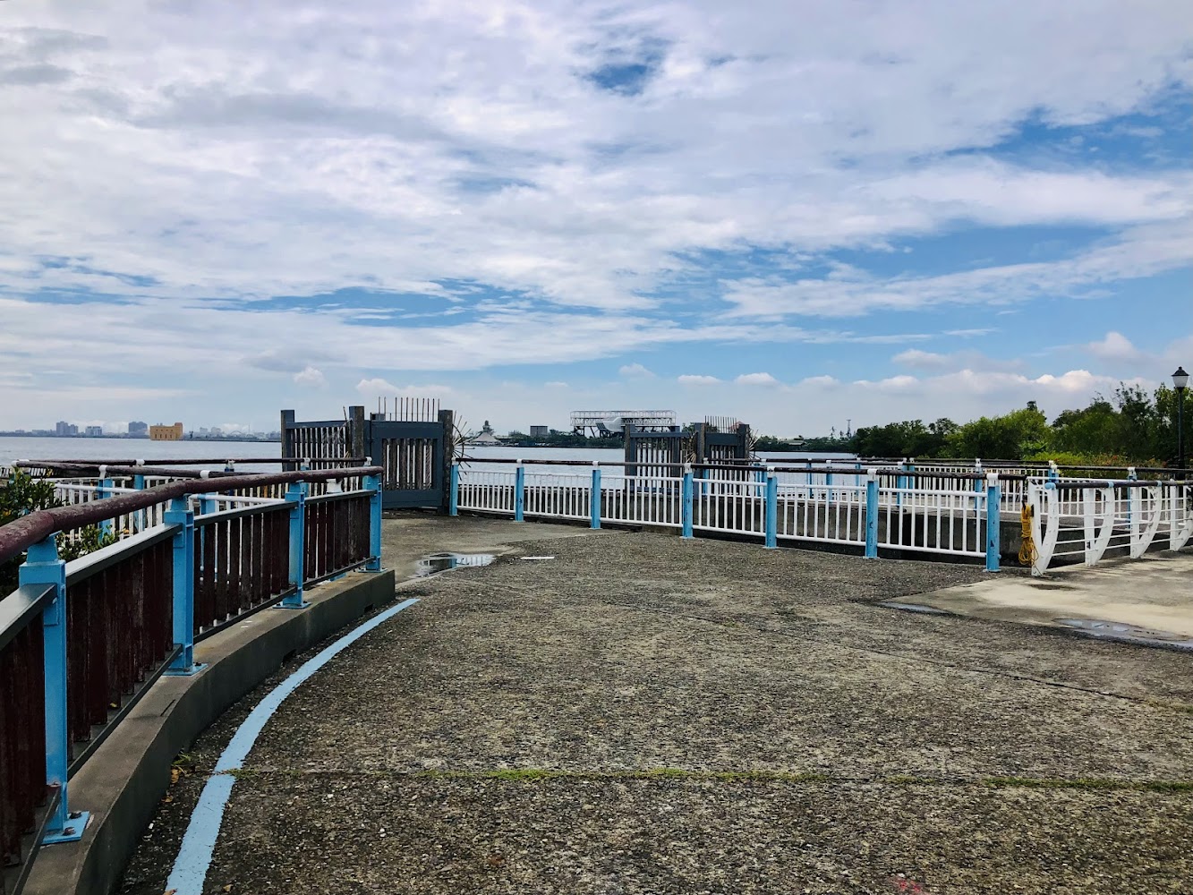河岸步道與藍白欄杆