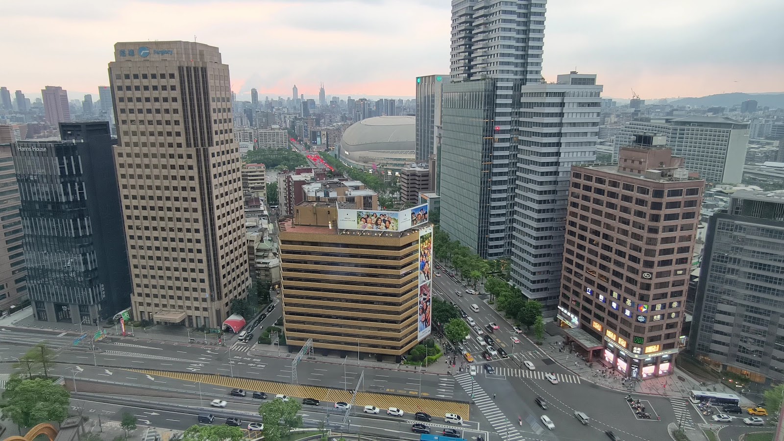 台北W飯店鳥瞰信義商圈夜景，摩天大樓燈火璀璨