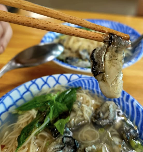 筷子夾起蚵仔的蚵仔麵線特寫