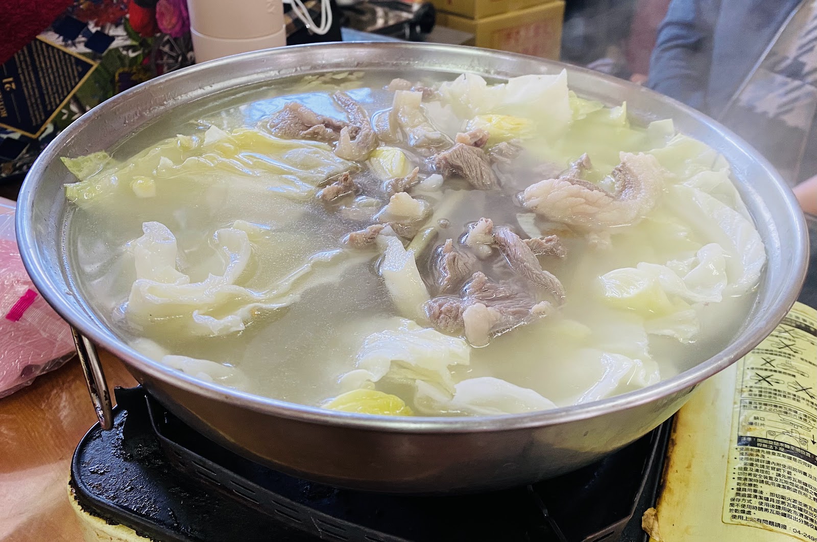 隨意吃土羊料理店乳白湯頭羊肉爐大鍋，熱氣騰騰