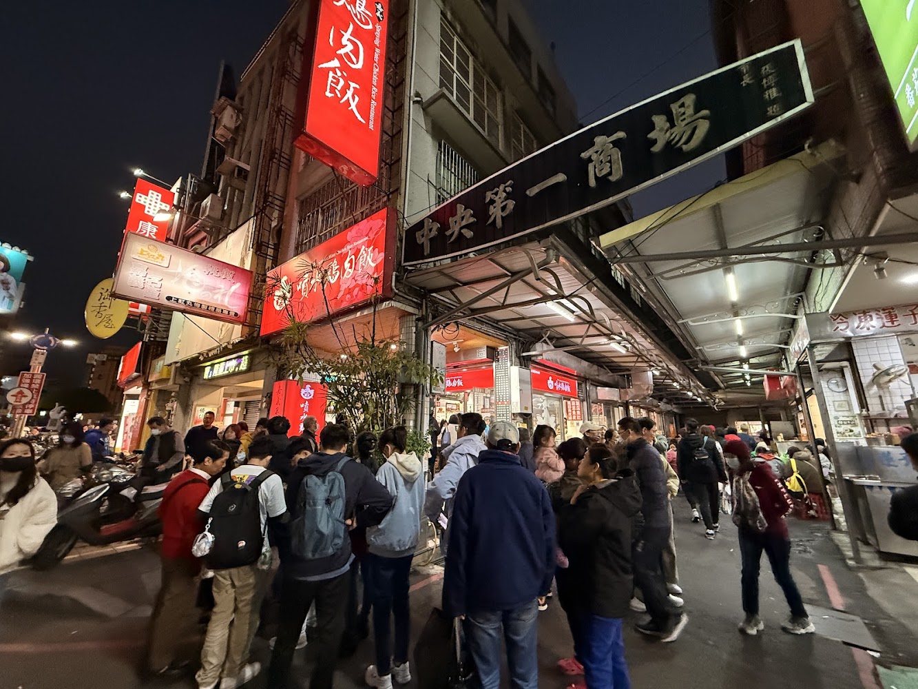 嘉義文化路夜市排隊與店家招牌