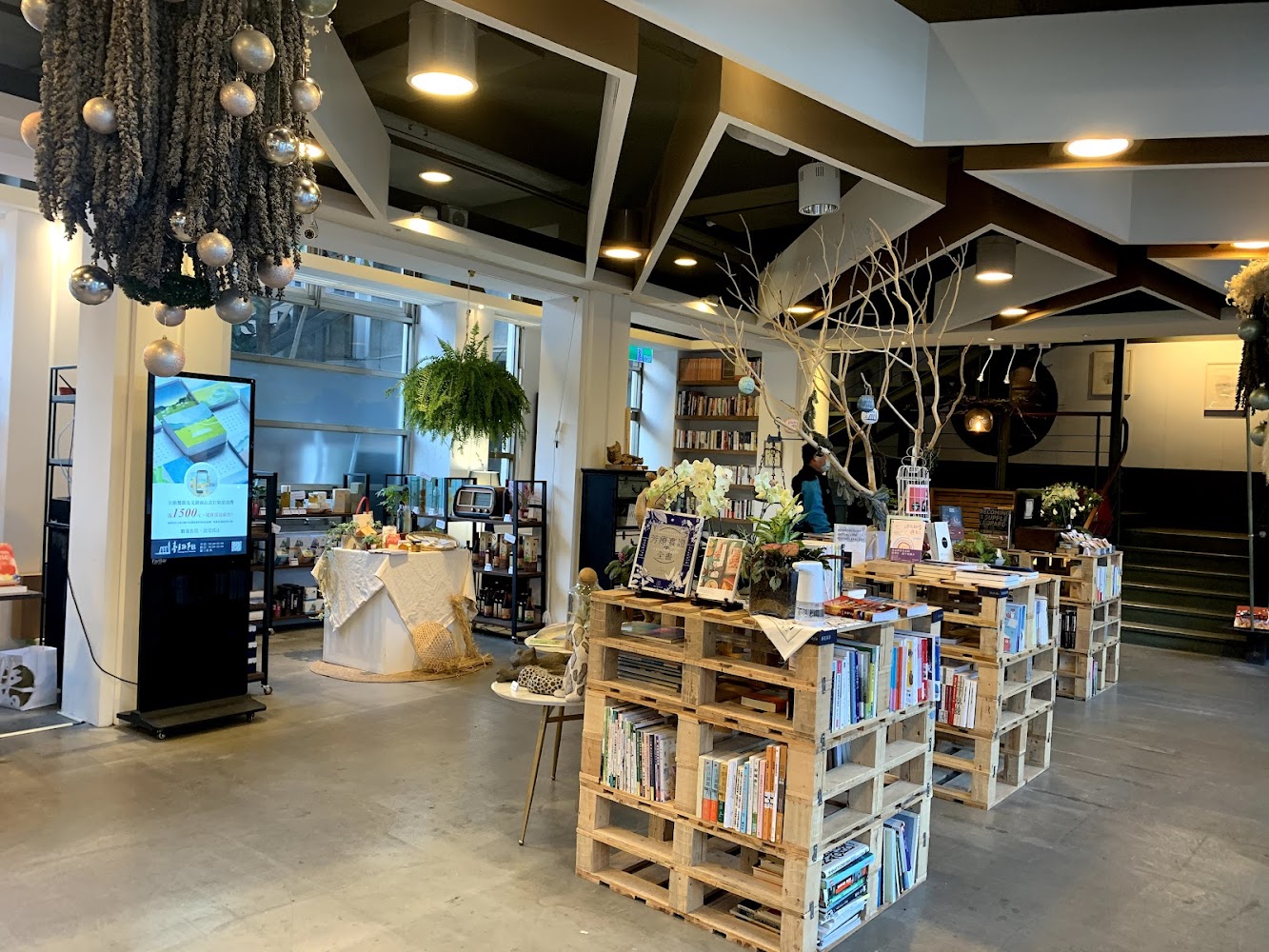 溫馨書店與木棧板書架