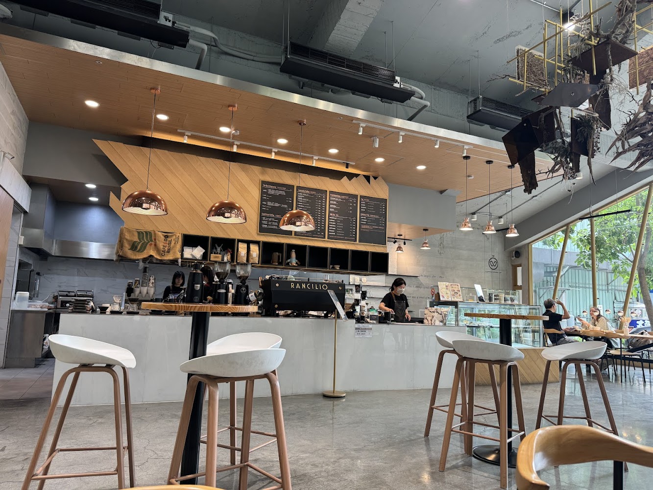 咖啡覺醒美術店吧台與咖啡設備