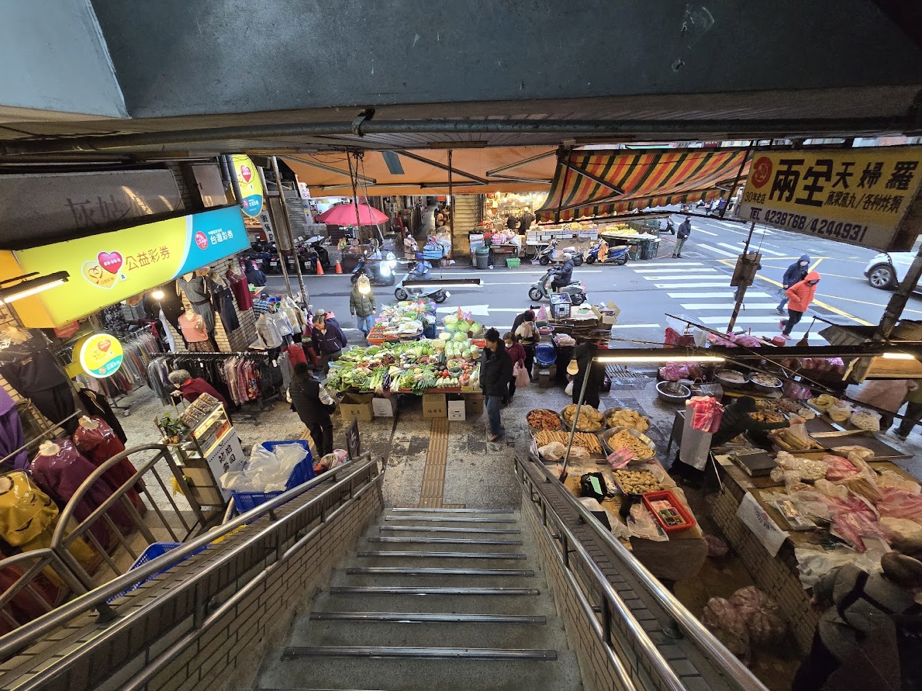 市場入口與樓梯旁攤販街景