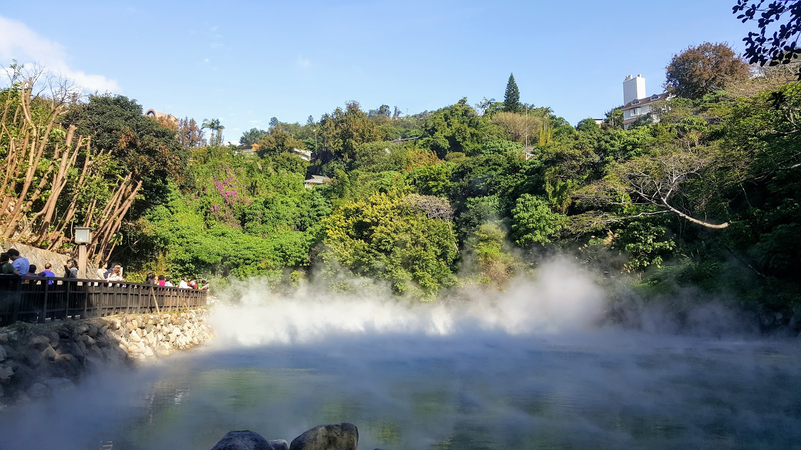 地熱谷全景晴天藍空大蒸氣