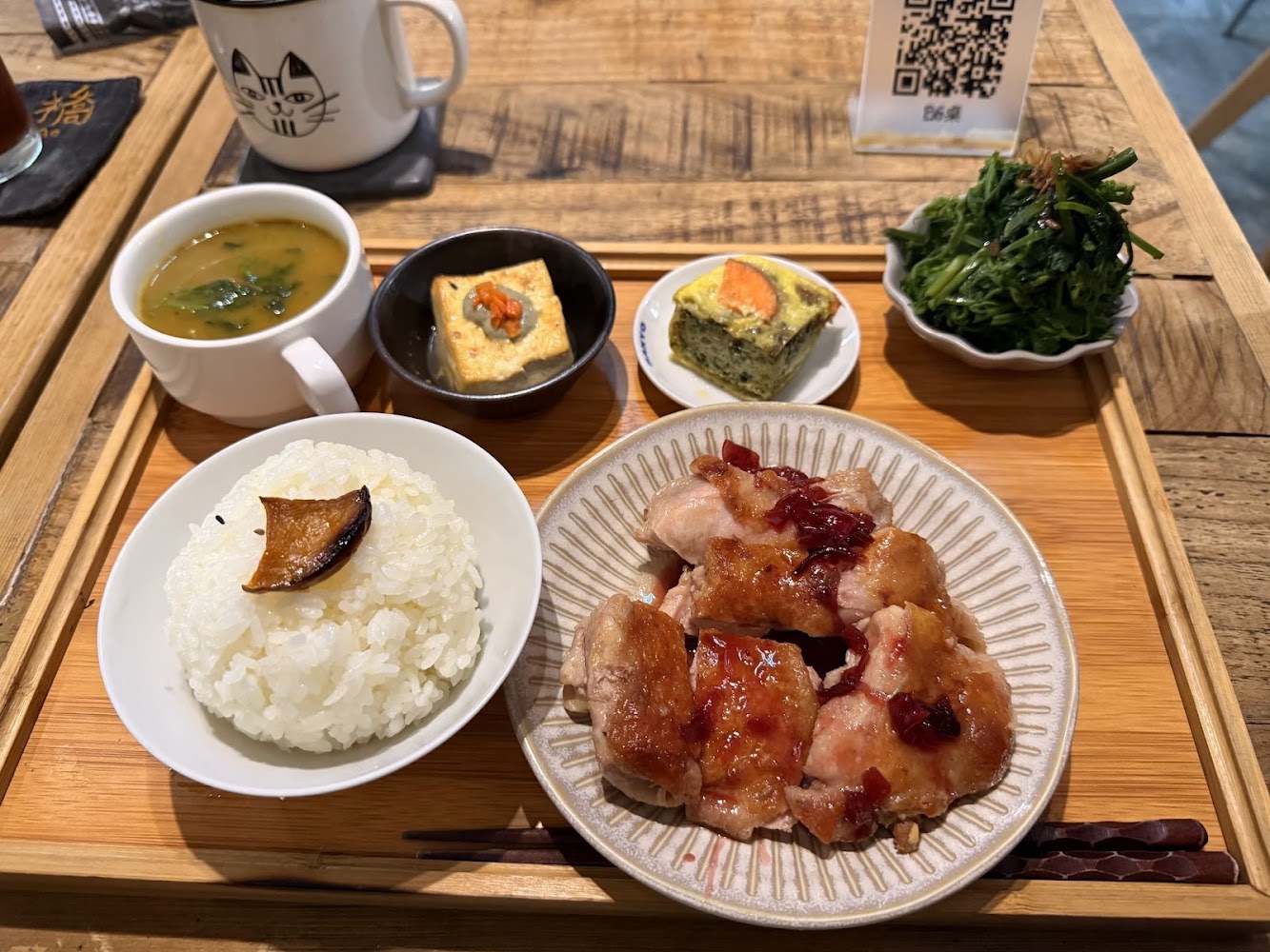 醬烤雞腿定食與貓咪馬克杯
