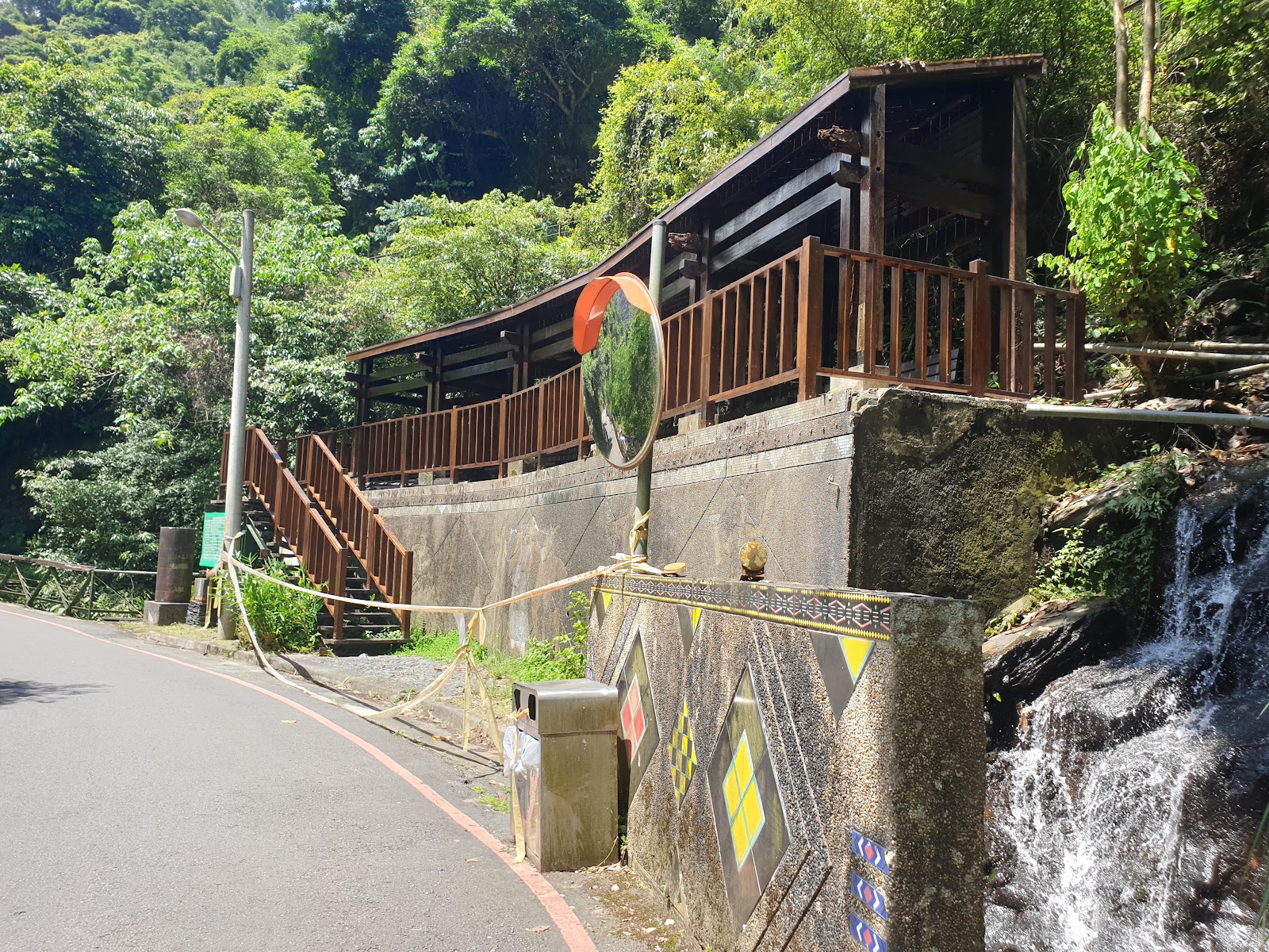 烏來瀑布步道旁小瀑布，木棧欄杆觀景台，原住民圖騰圍牆裝飾