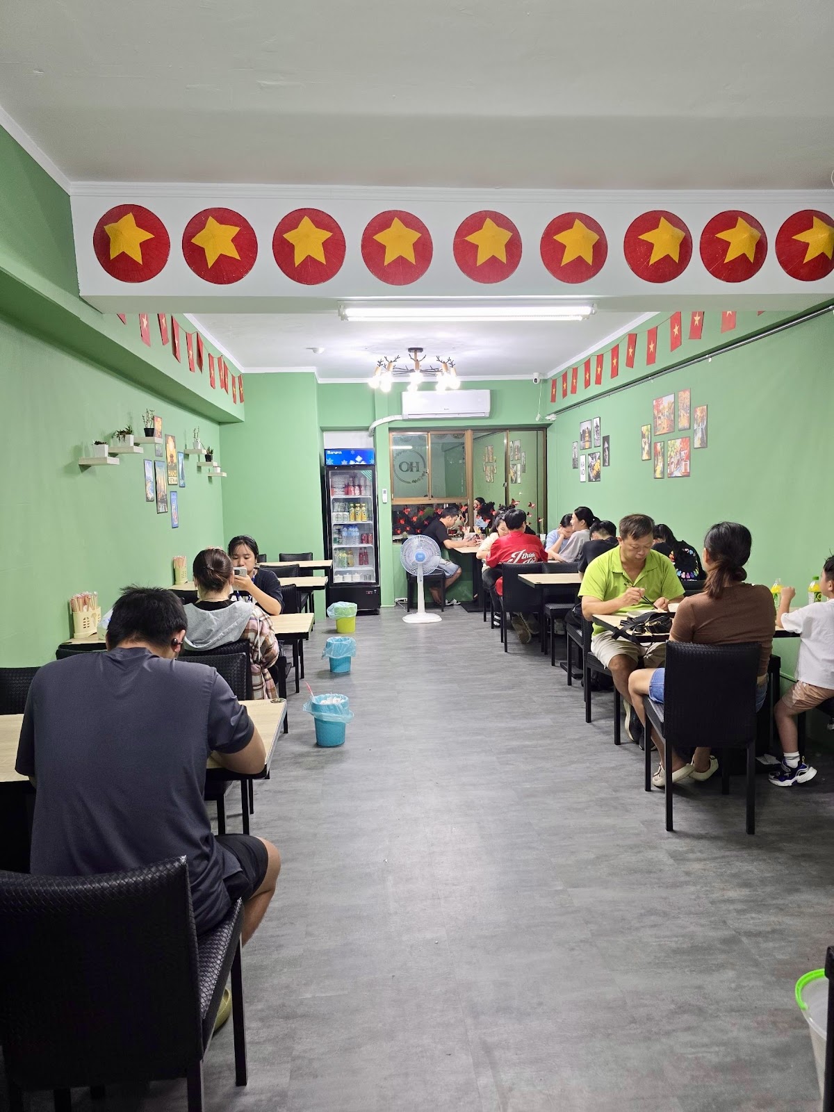 HO越南美食 室內用餐環境 綠色牆壁 越南五角星裝飾 一樓用餐區 客滿 高雄楠梓