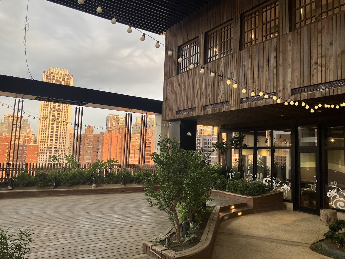 新光三越高雄左營店夕陽露臺景觀