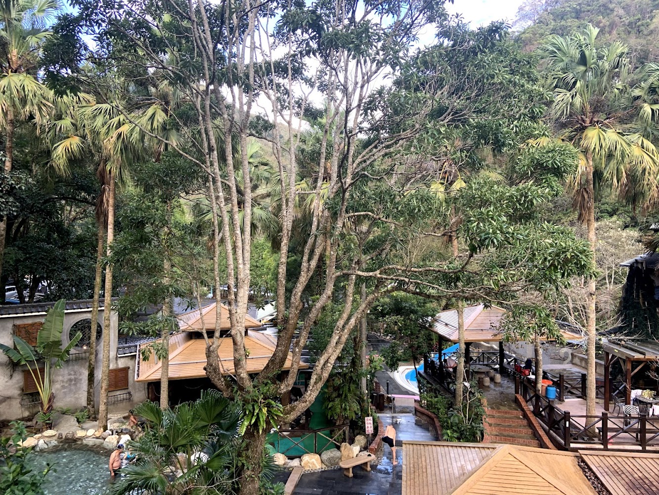 天然谷溫泉會館戶外步道與湯池