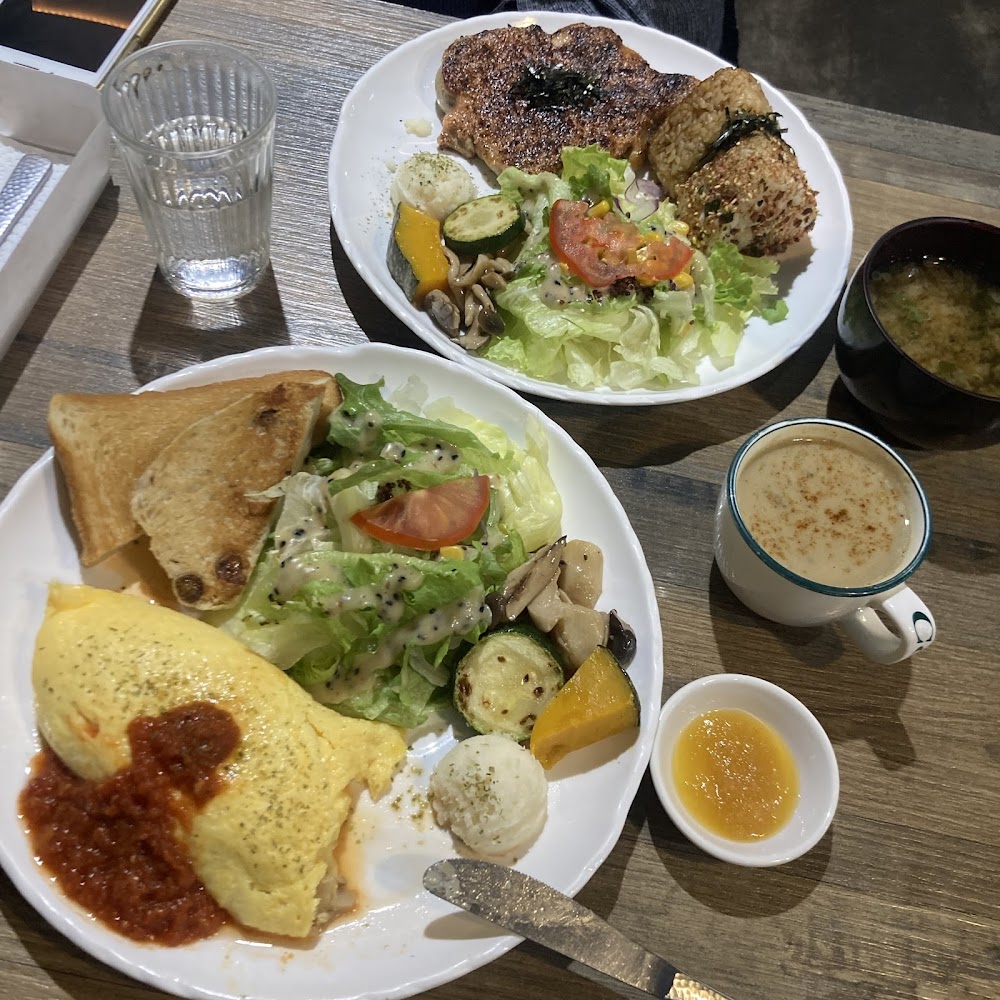找是吉和食珈琲雙人餐桌上兩份不同餐點