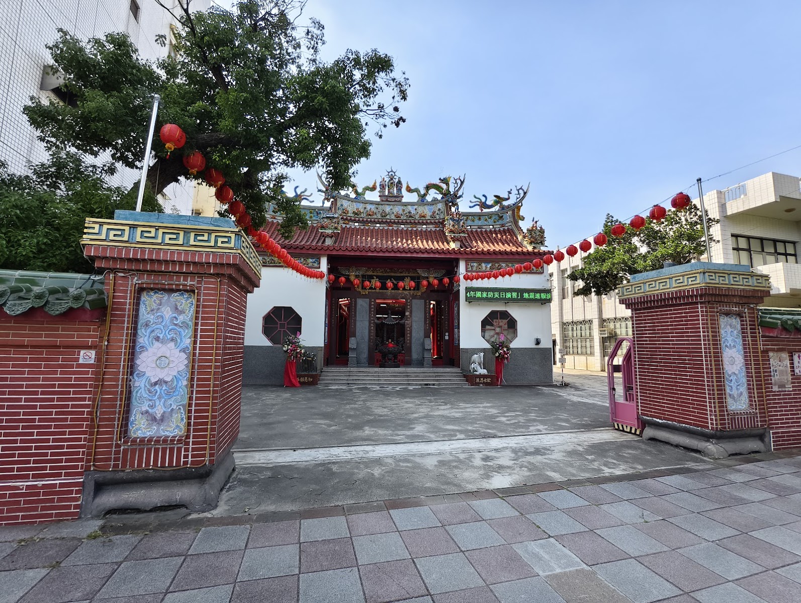 鳳邑城隍廟廟門入口,節慶燈籠高掛