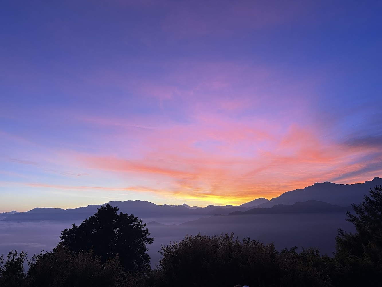 小笠原山觀景台日出霞光與山景