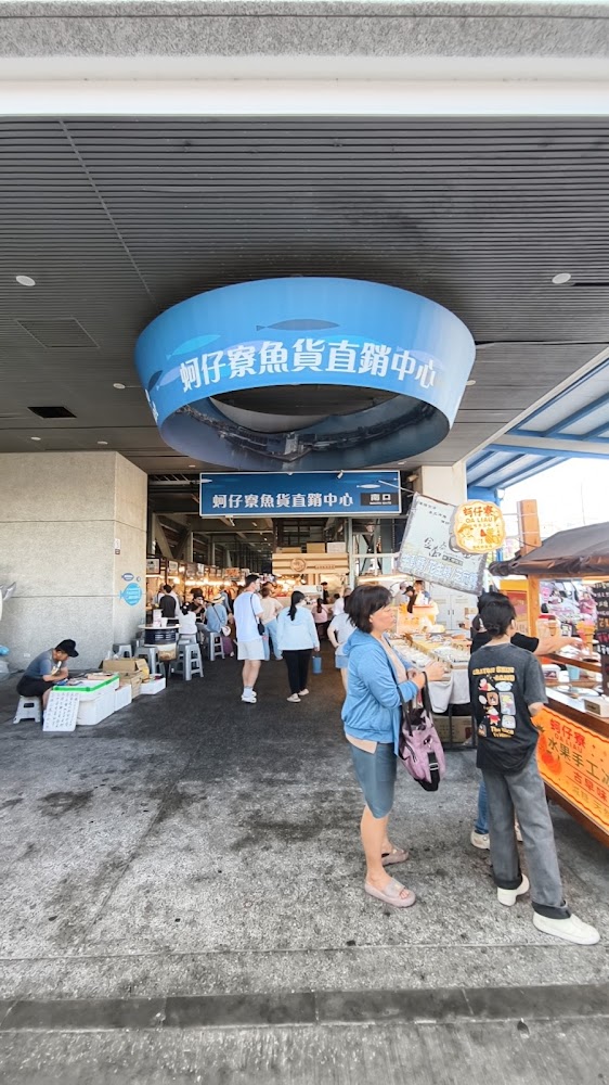 蚵仔寮魚市場入口與熱鬧人潮