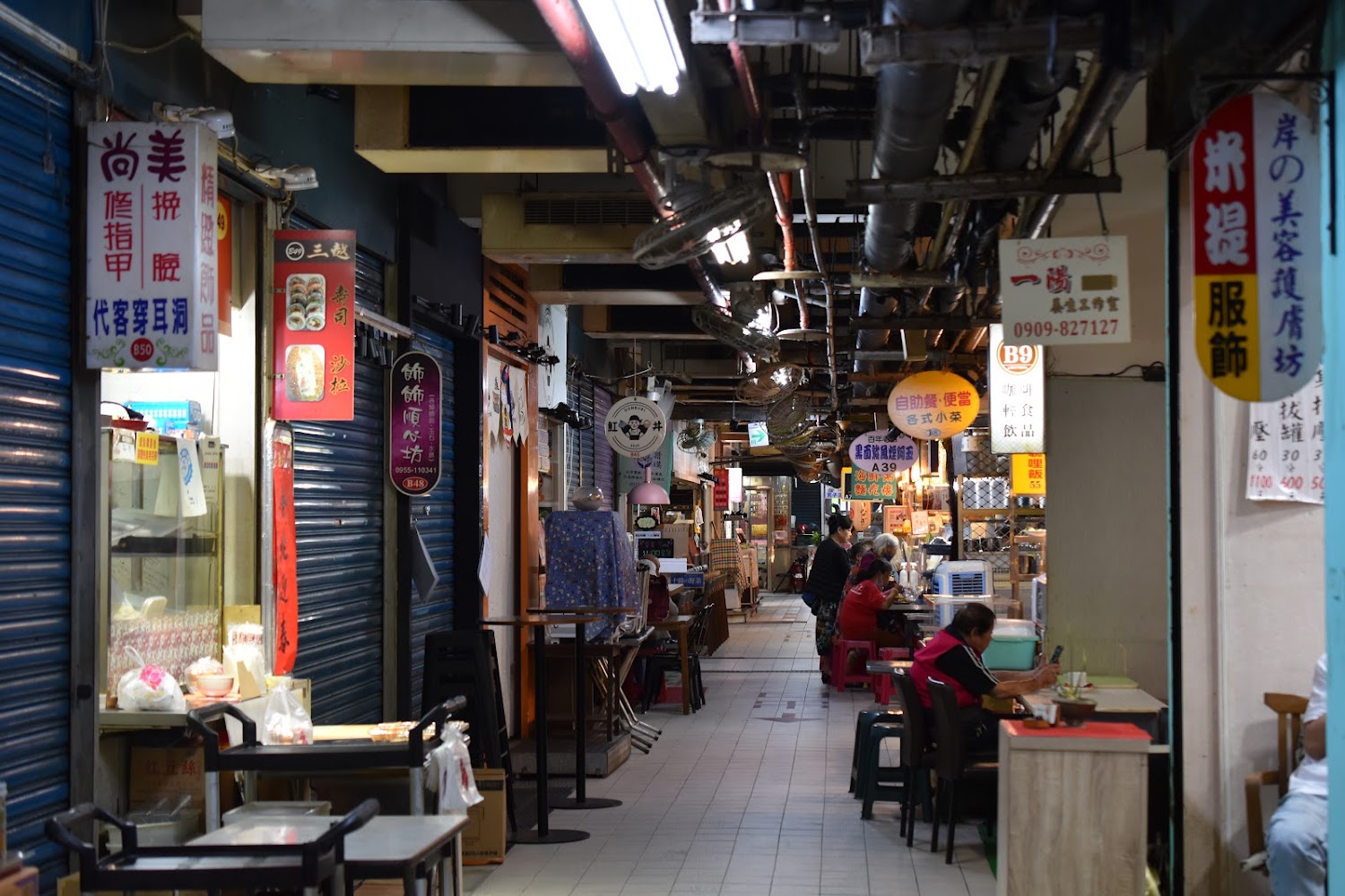 仁愛市場二樓室內美食街與桌椅
