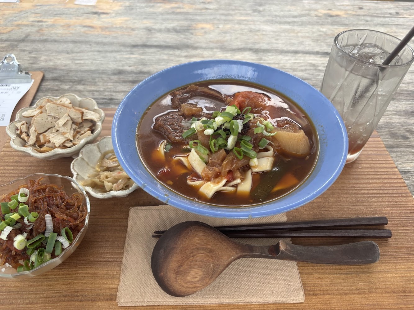 門前隱味牛肉麵套餐與小菜飲料