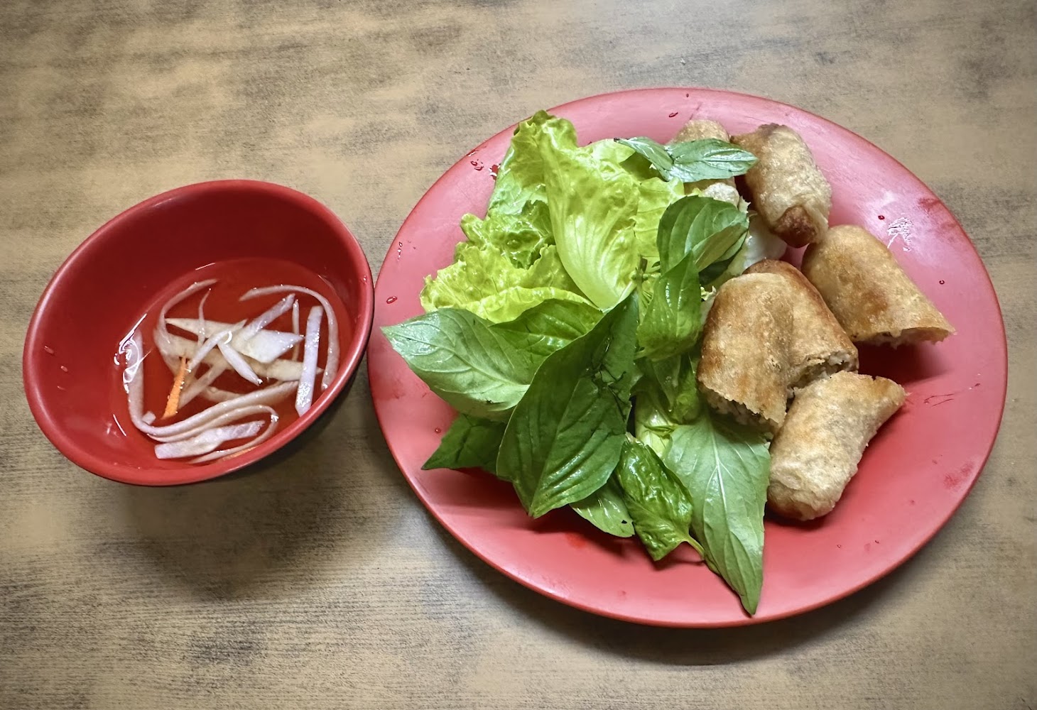 三重越南牛肉河粉炸春捲與沾醬
