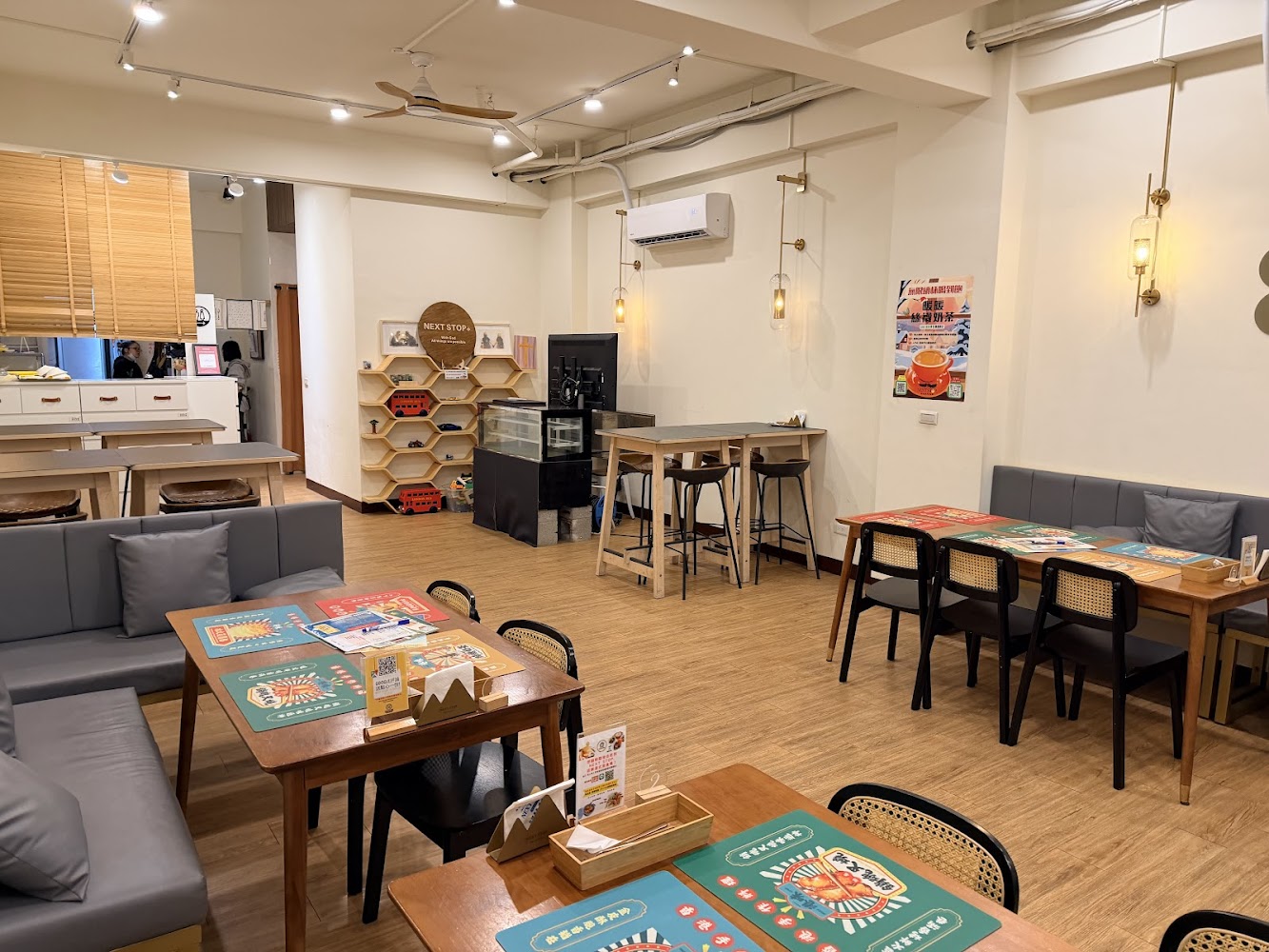 Next Stop+ 香港手作料理竹北店木質桌椅與展示架空間