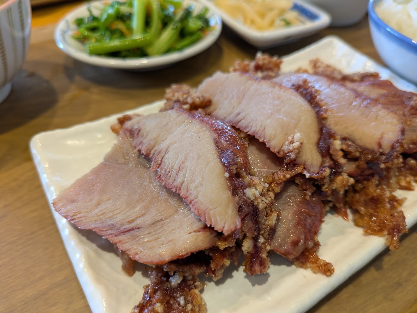 金黃酥脆的炸豬肉片，旁邊搭配青菜與配菜