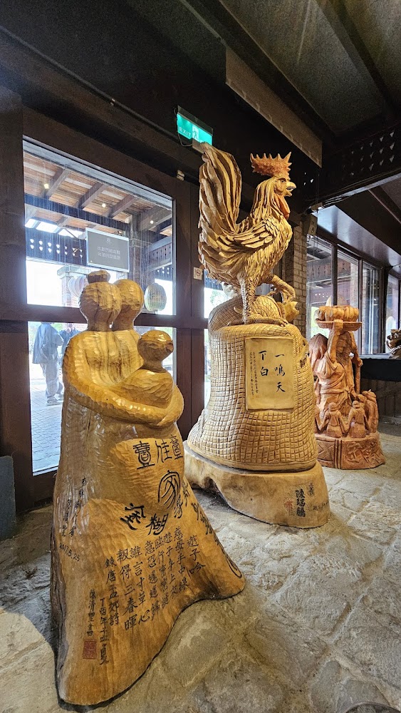 大型木雕藝術品與毛筆字跡