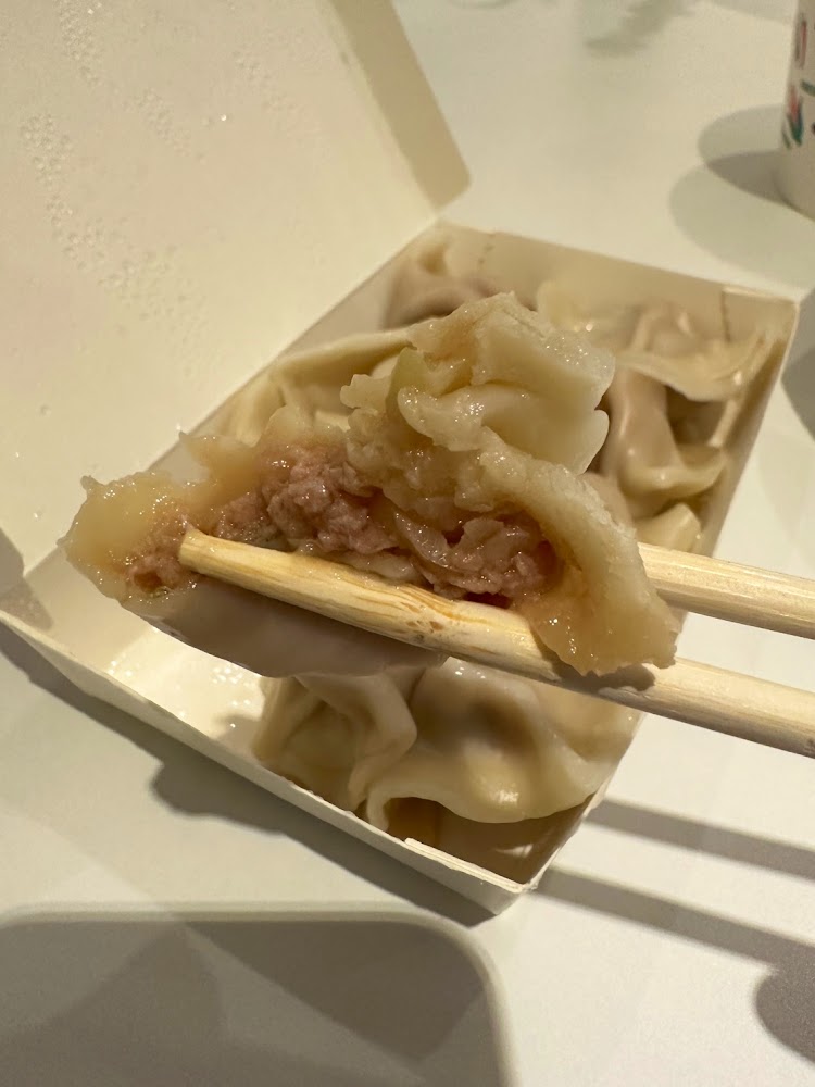 增享美食町咬開的水餃內餡