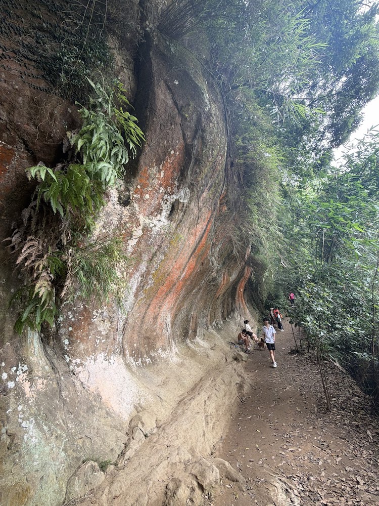 鳶山彩壁步道與多彩岩紋