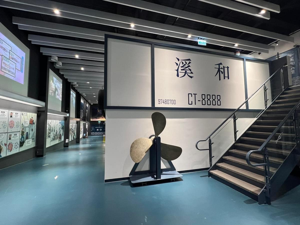 室內展覽空間中央有大型螺旋槳模型與展示板。