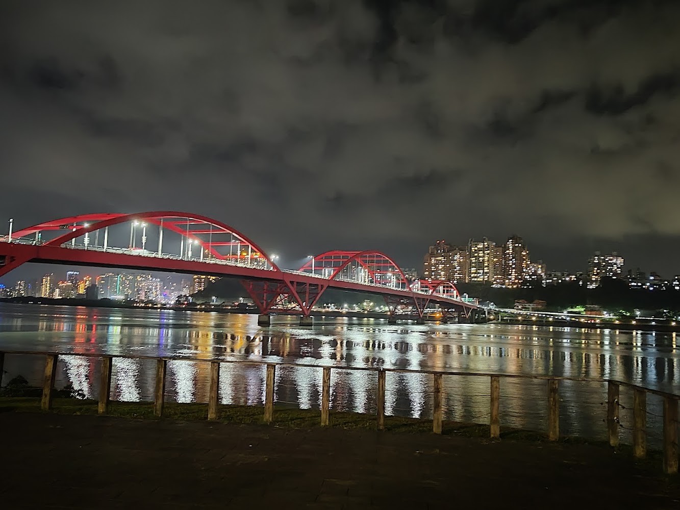 關渡大橋夜景倒影