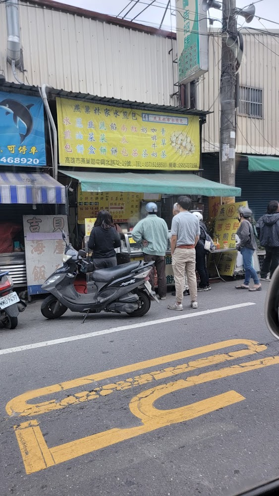 街頭小吃攤前有顧客排隊購買
