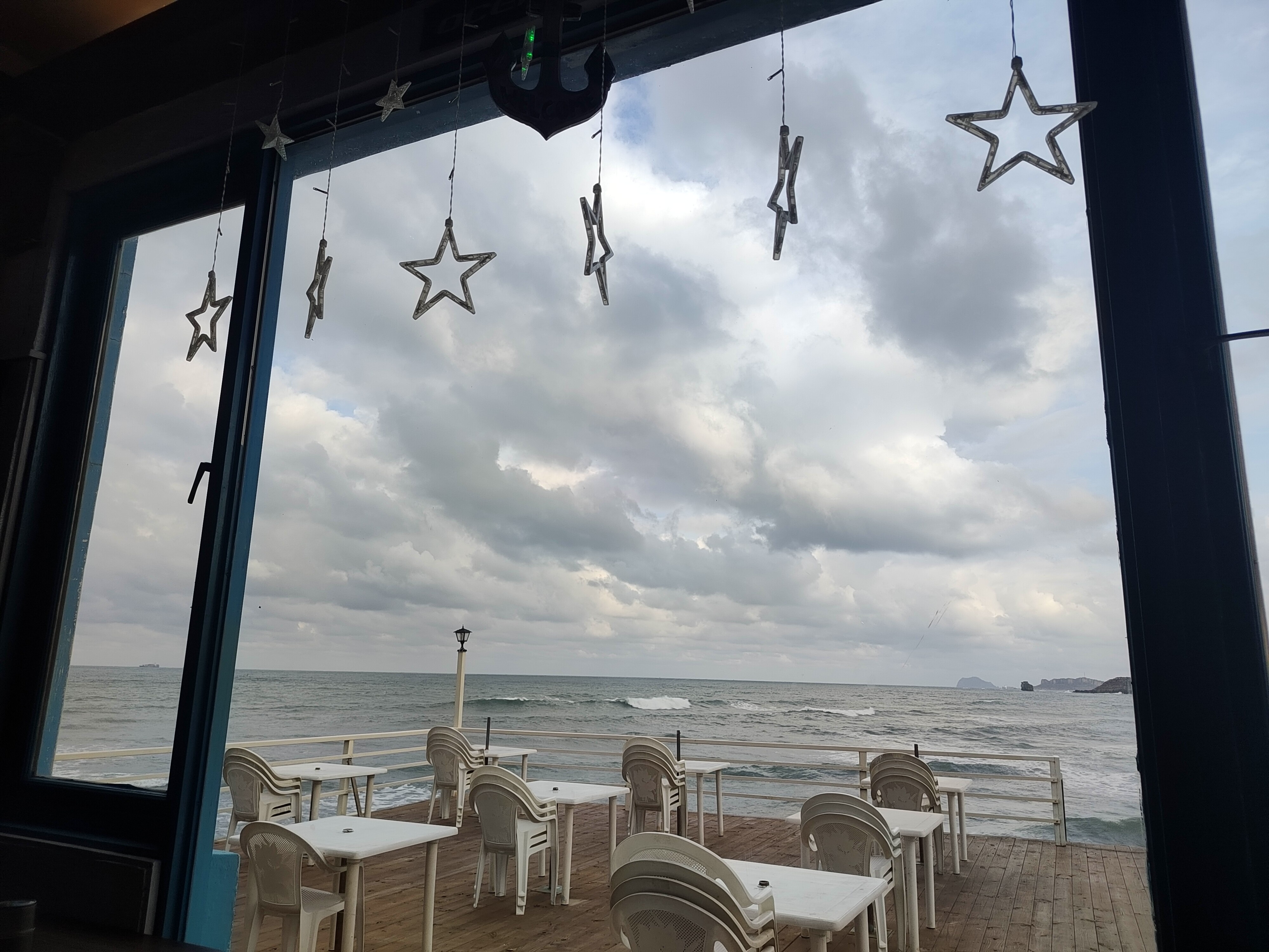 中角灣咖啡面海戶外座位與窗景
