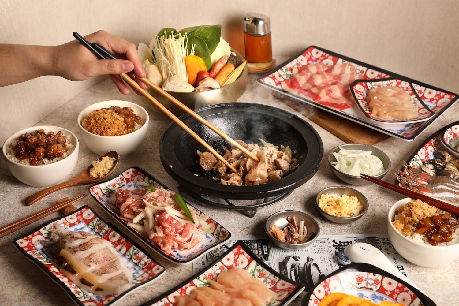 一整桌台式石頭火鍋料理包含肉品海鮮滷肉飯與配料