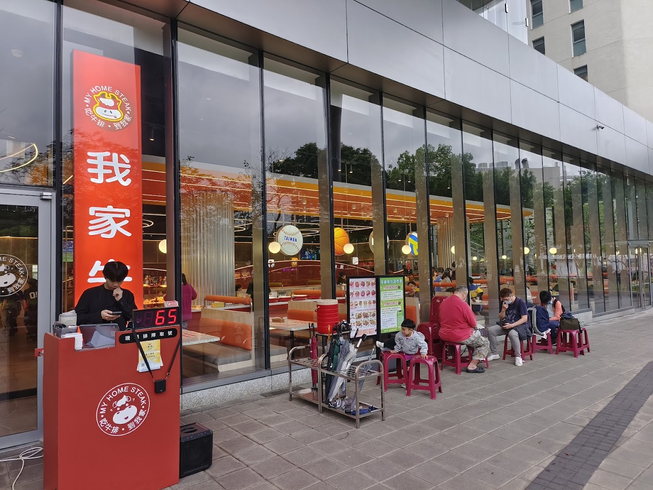我家牛排板橋遠科旗艦店外觀與候位人潮