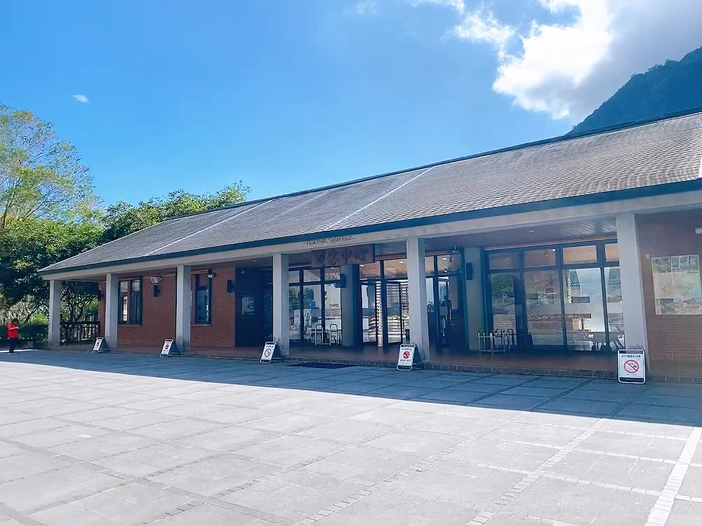 太魯閣遊客中心建築外觀與寬敞前庭