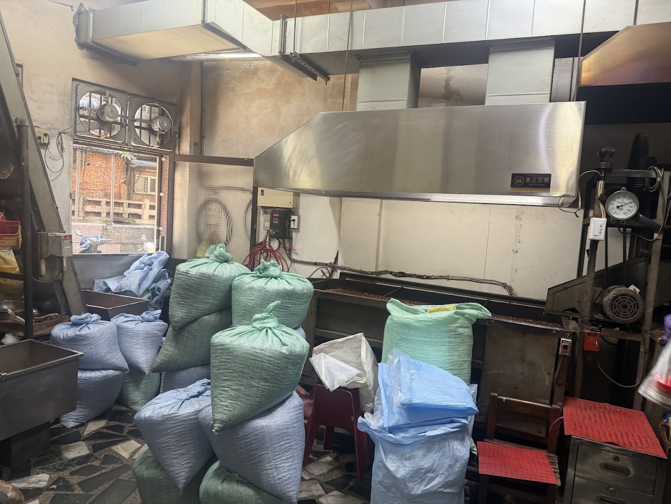 工廠作業區與大型袋裝原料空間