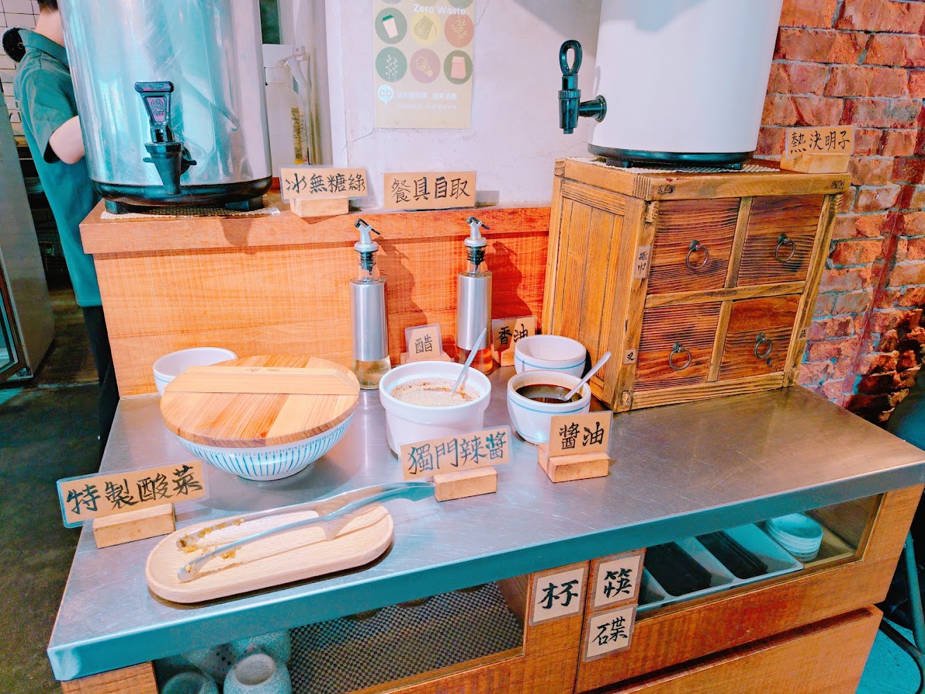 功夫豬私廚好麵自助醬料區與飲品區
