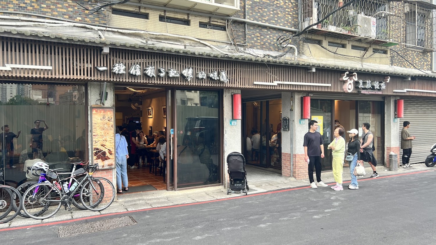 黑殿飯店創始店外觀與排隊人潮
